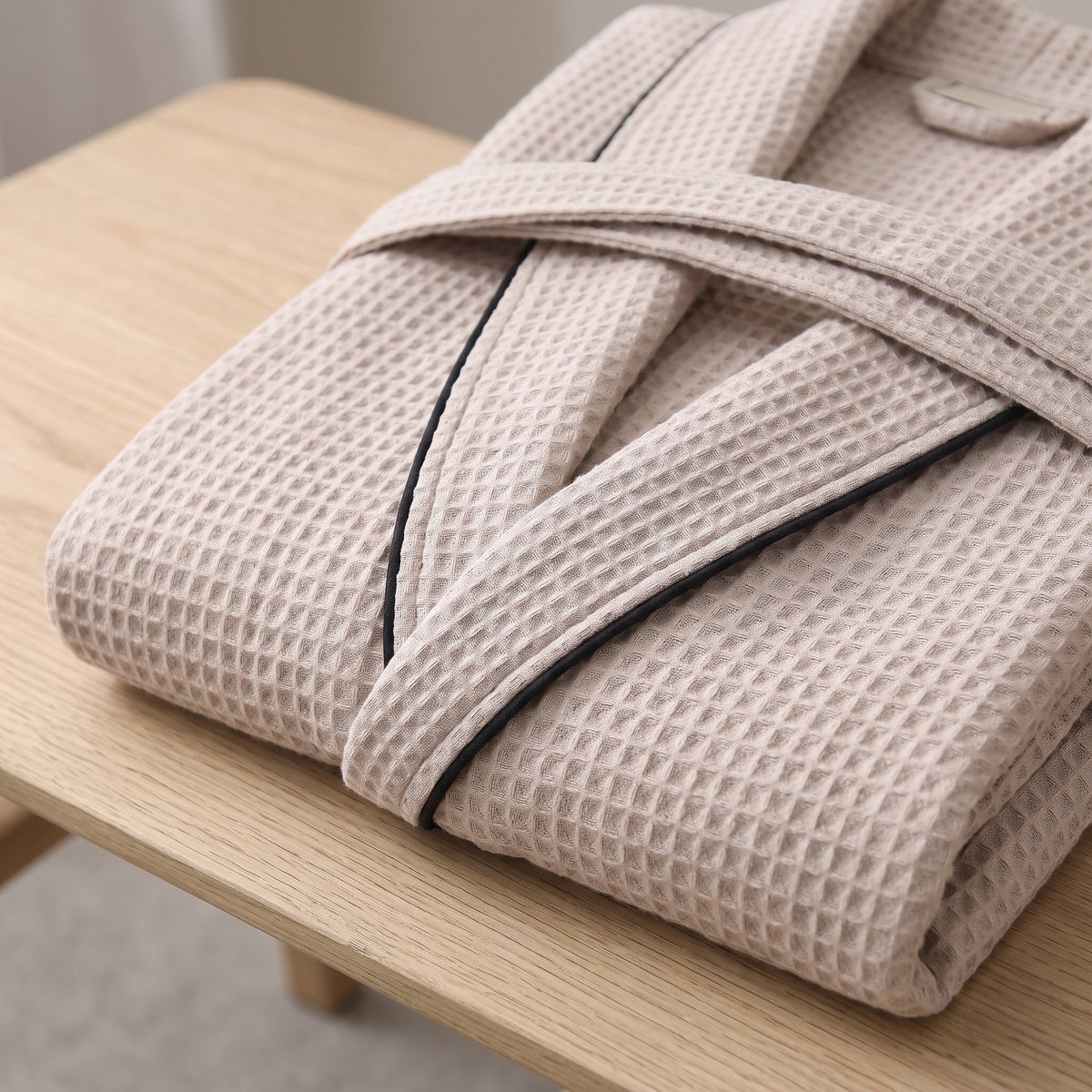 Close up of the Heringsdorf Beige waffle weave and piped collar
