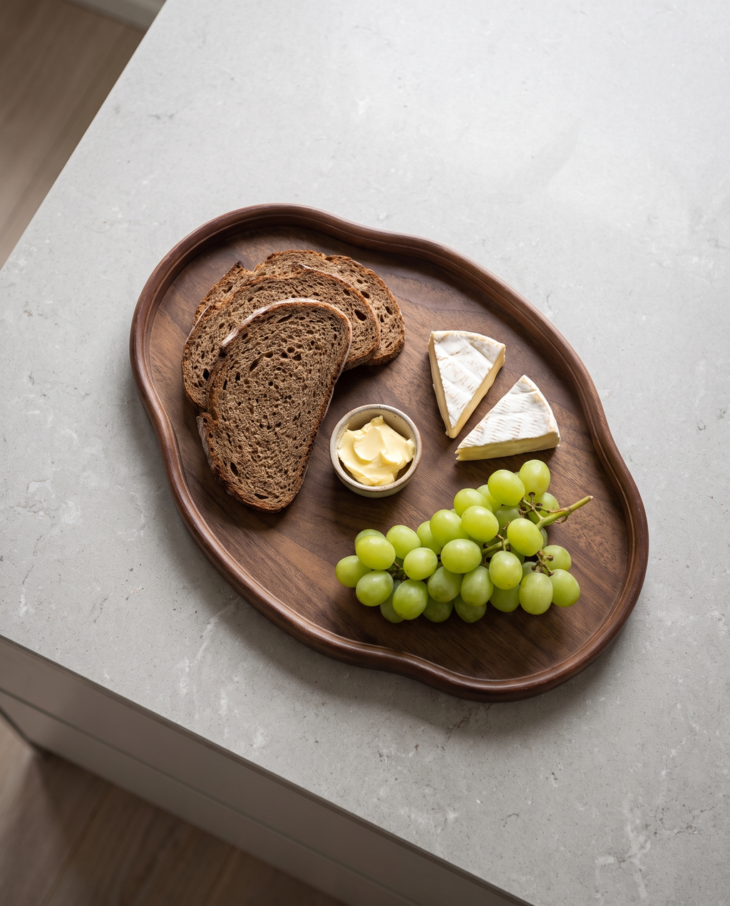 Trier tray with bread, cheese and grapes