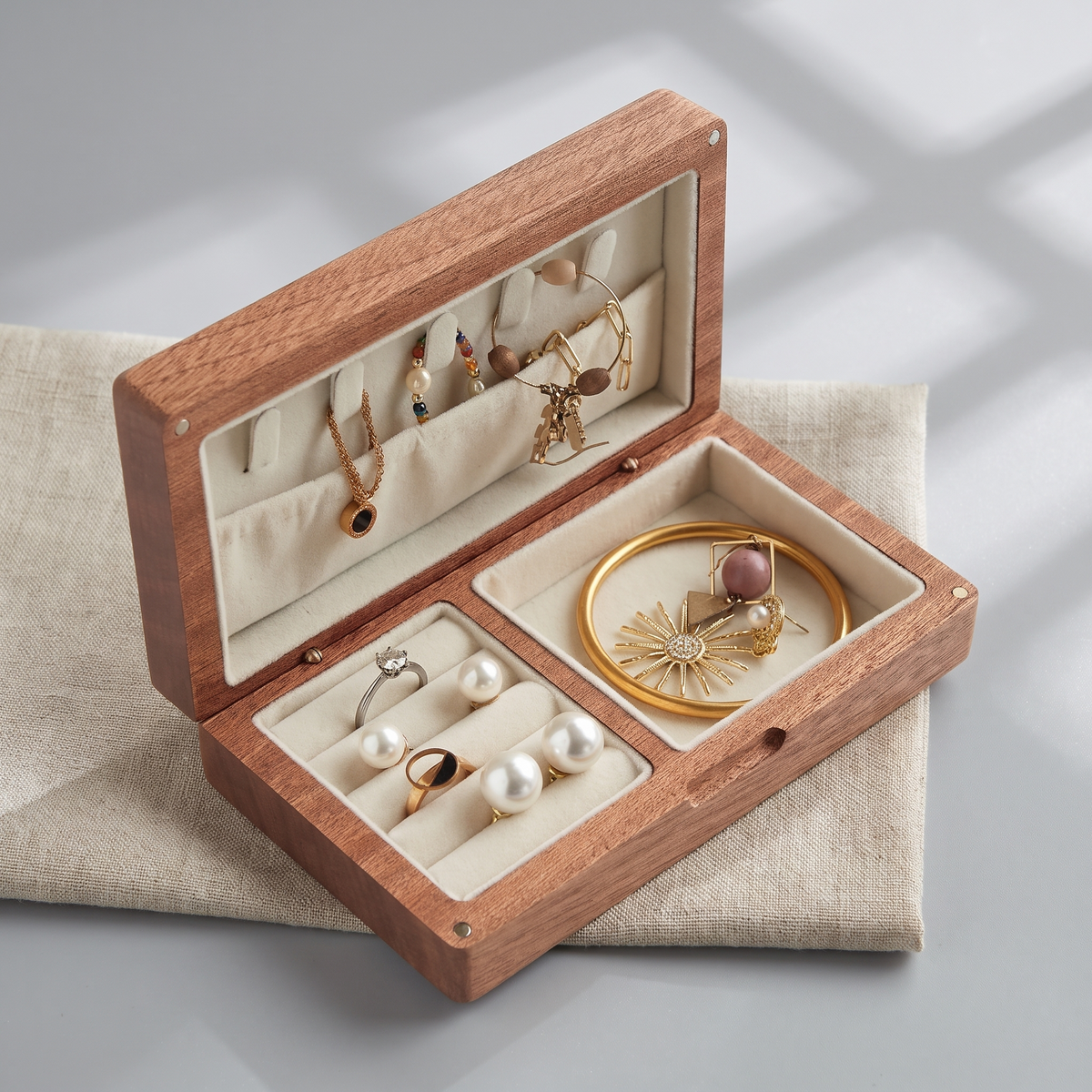 Sunne walnut jewellery box on linen, lined compartments and ring rolls