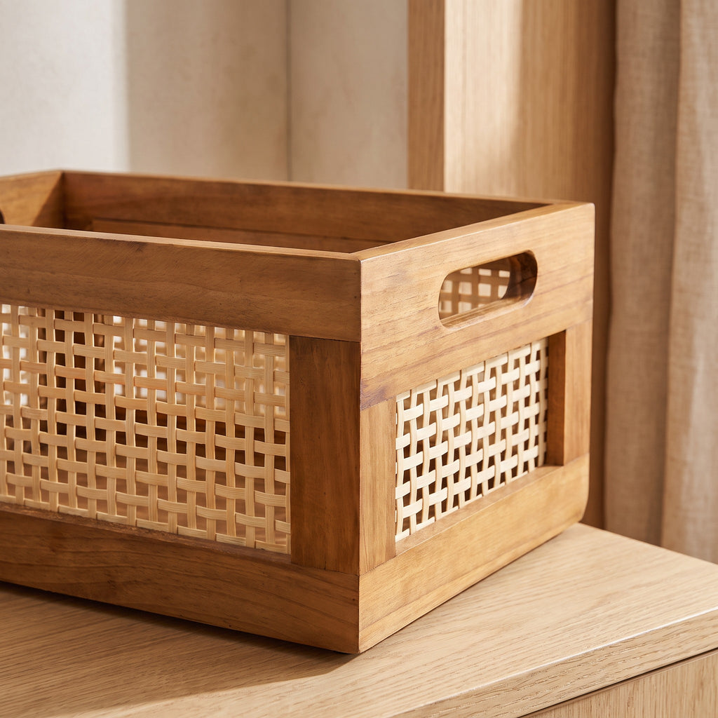 Close up of the Leiden wood corner, hand hold and cane weave
