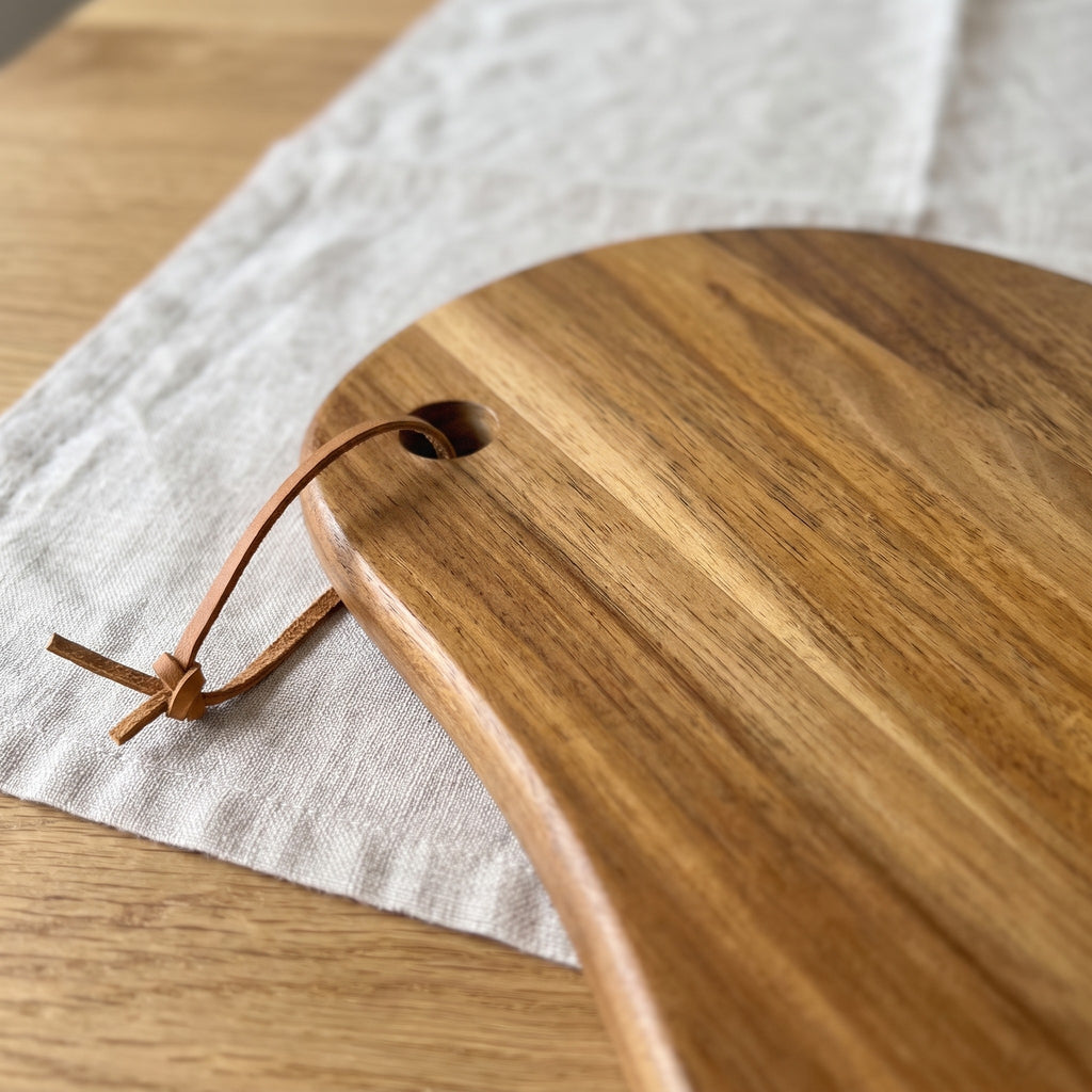 Close up of the Rinteln board acacia grain and cord loop